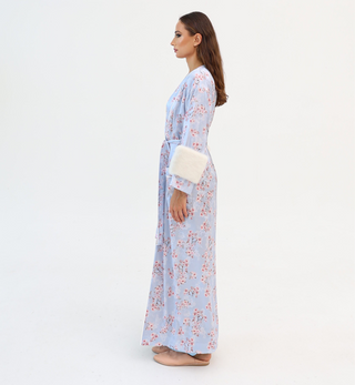 Pastel floral robe
Light blue floral robe
Luxurious lounge robe
Atelier Loreen robe
Handcrafted silk robe
Elegant robe with fur cuffs
Soft floral robe
Women’s luxury robe
Long floral robe
Exclusive designer robe
Spring-inspired robe
Feminine lounge robe
Made-to-order robe
Fashion with elegance
Empowering luxury fashion