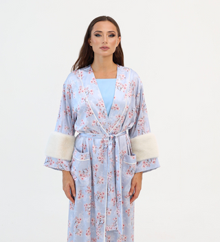 Pastel floral robe
Light blue floral robe
Luxurious lounge robe
Atelier Loreen robe
Handcrafted silk robe
Elegant robe with fur cuffs
Soft floral robe
Women’s luxury robe
Long floral robe
Exclusive designer robe
Spring-inspired robe
Feminine lounge robe
Made-to-order robe
Fashion with elegance
Empowering luxury fashion