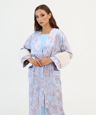 Pastel floral robe
Light blue floral robe
Luxurious lounge robe
Atelier Loreen robe
Handcrafted silk robe
Elegant robe with fur cuffs
Soft floral robe
Women’s luxury robe
Long floral robe
Exclusive designer robe
Spring-inspired robe
Feminine lounge robe
Made-to-order robe
Fashion with elegance
Empowering luxury fashion