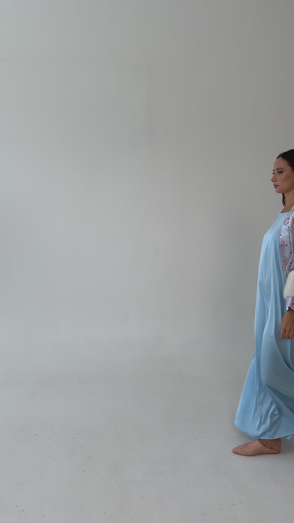 Pastel floral robe
Light blue floral robe
Luxurious lounge robe
Atelier Loreen robe
Handcrafted silk robe
Elegant robe with fur cuffs
Soft floral robe
Women’s luxury robe
Long floral robe
Exclusive designer robe
Spring-inspired robe
Feminine lounge robe
Made-to-order robe
Fashion with elegance
Empowering luxury fashion